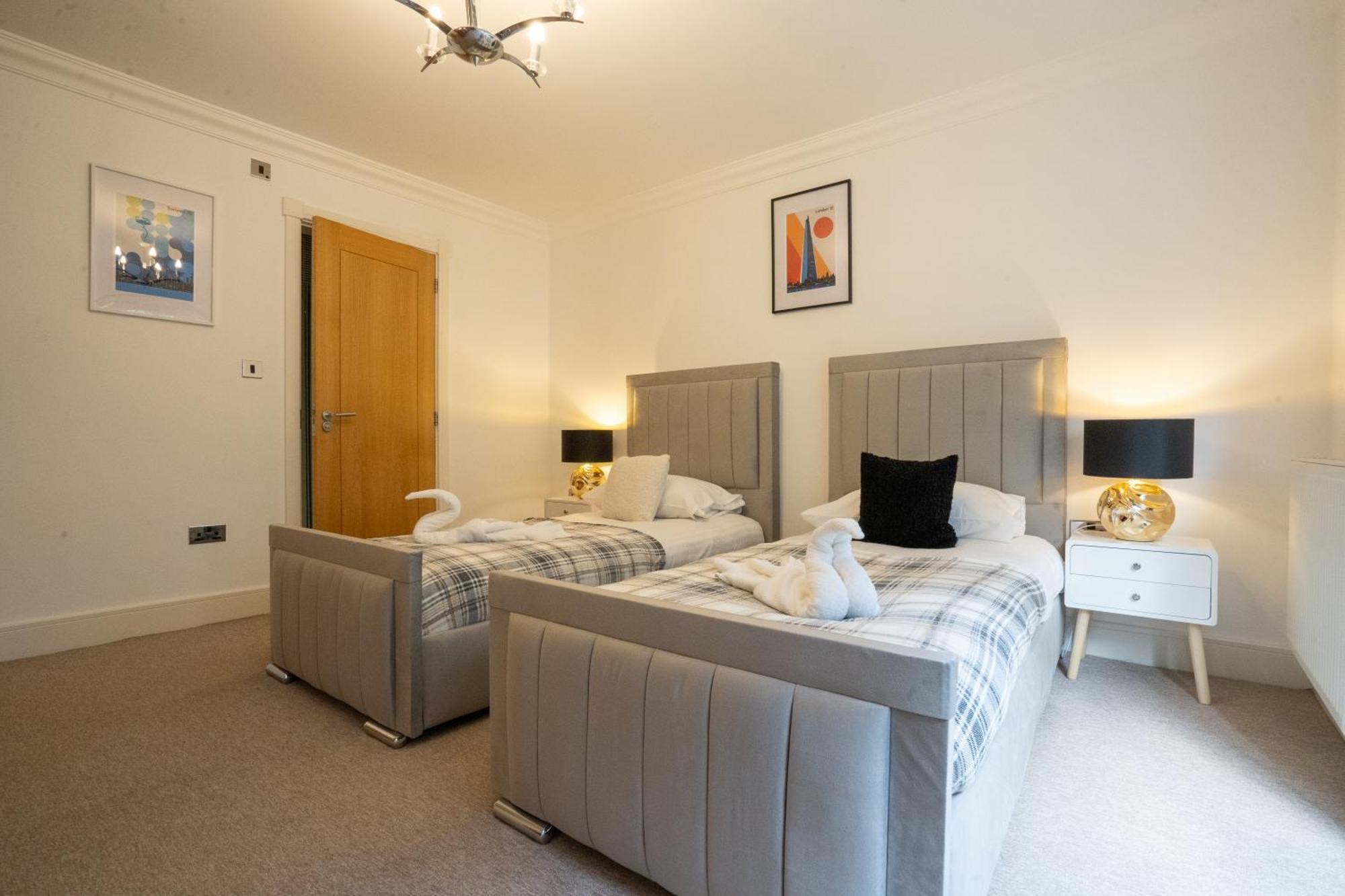 Вілла Emirates House, Luxe 5 Bed, With King Sized Beds, Next To Aiport & Nec, Jlr 5 Mins Marston Green Екстер'єр фото