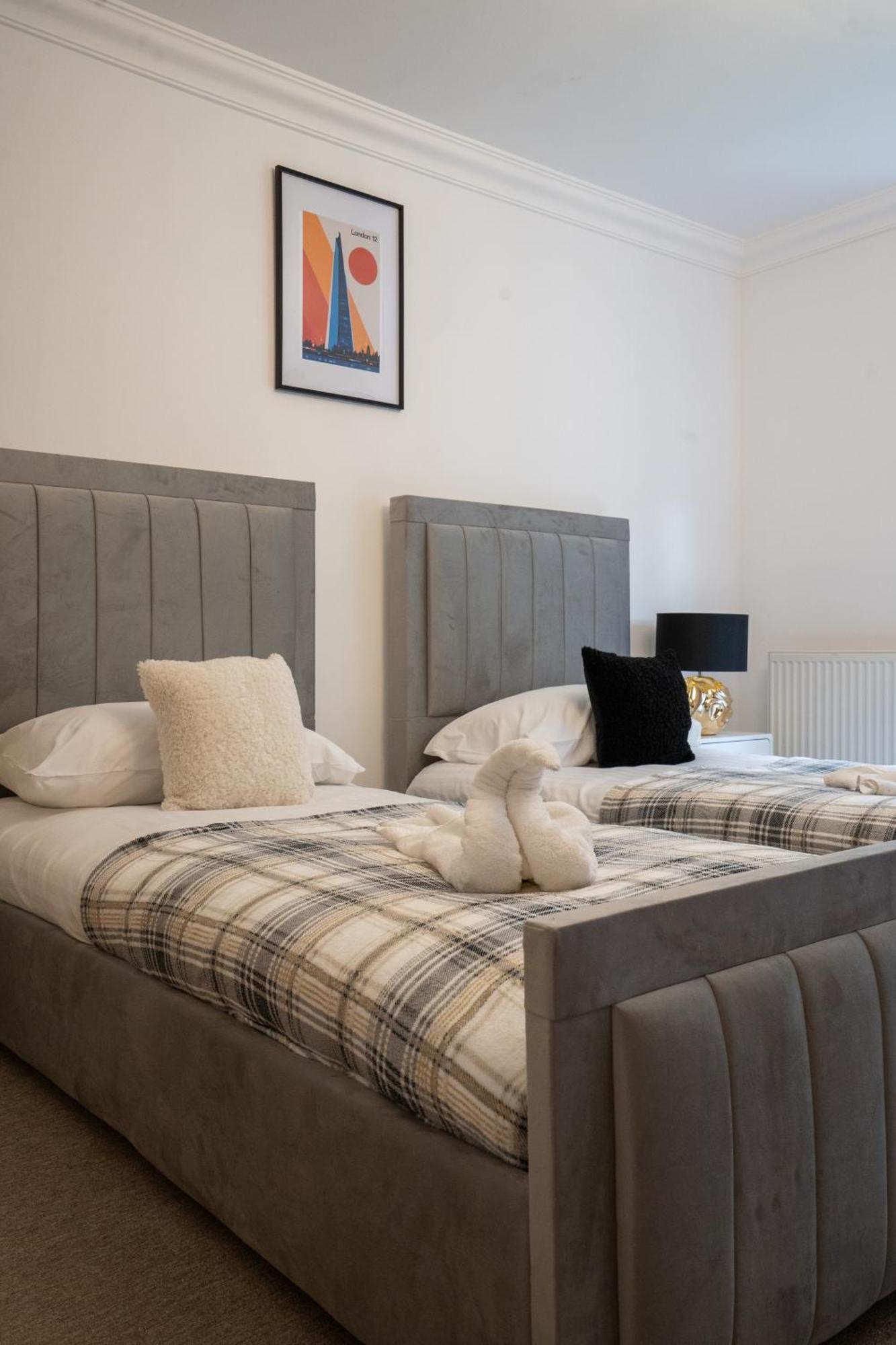 Вілла Emirates House, Luxe 5 Bed, With King Sized Beds, Next To Aiport & Nec, Jlr 5 Mins Marston Green Екстер'єр фото